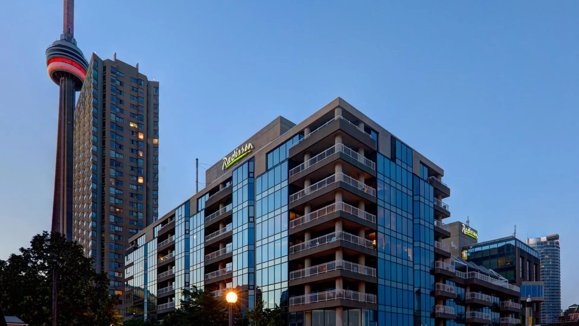 Отель Radisson Blu Toronto Downtown