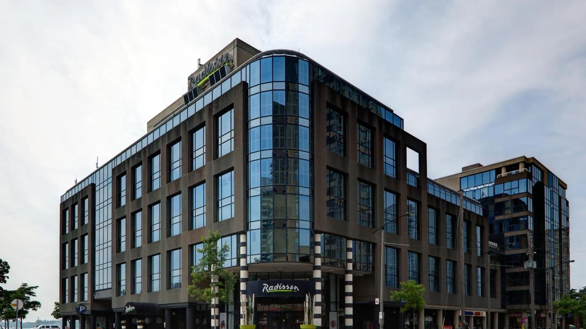 Отель Radisson Blu Toronto Downtown