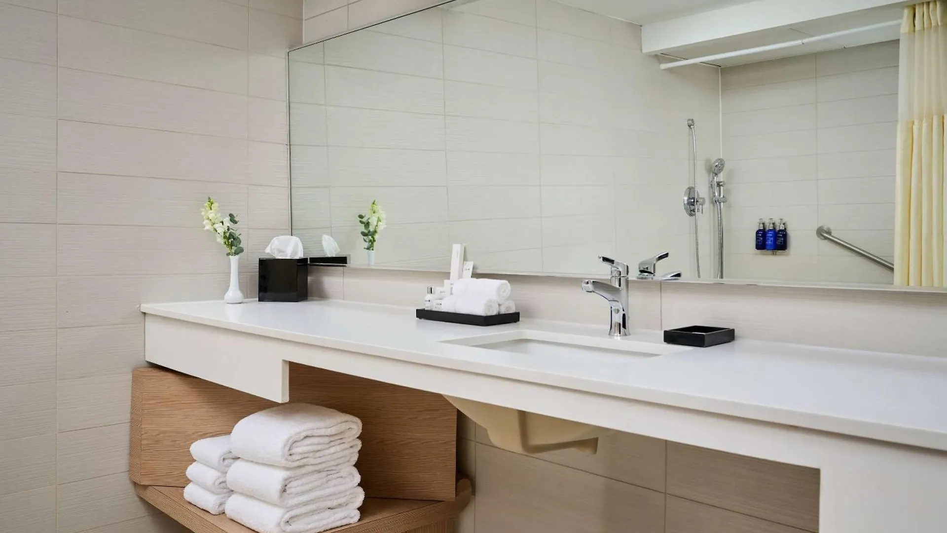 Отель Radisson Blu Toronto Downtown