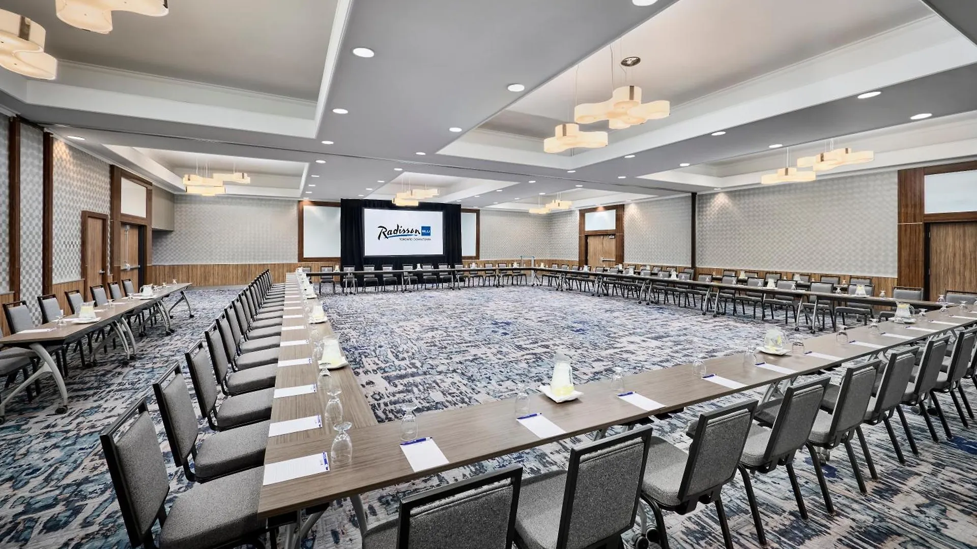 Отель Radisson Blu Toronto Downtown