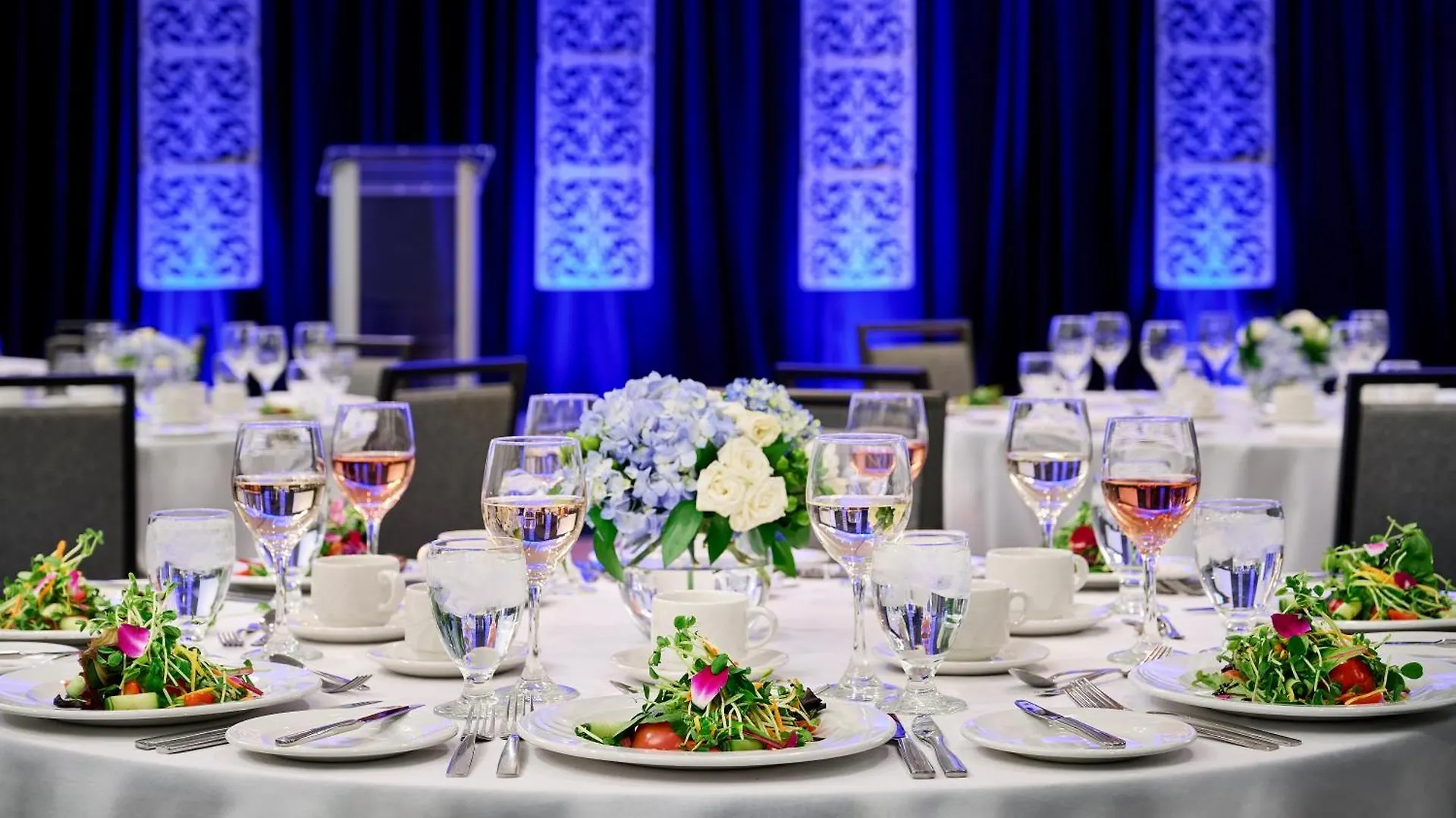 Отель Radisson Blu Toronto Downtown