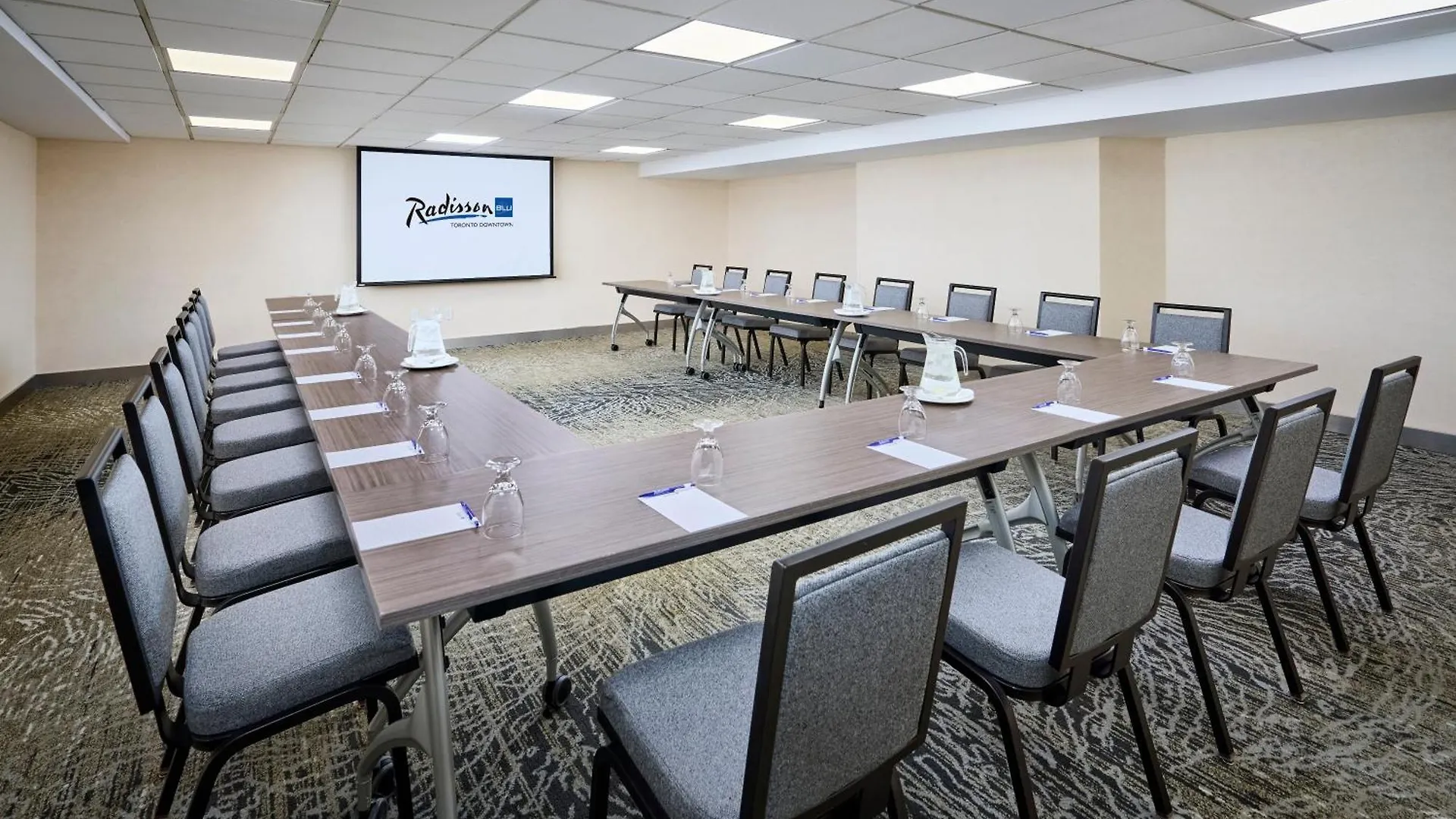 Отель Radisson Blu Toronto Downtown 4*,