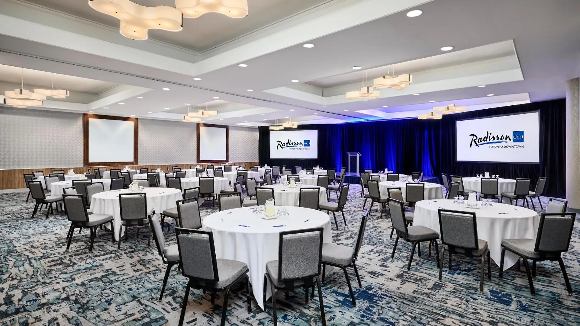 Radisson Blu Toronto Downtown Hotel 4*,