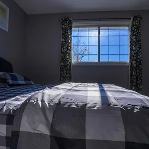 Villa Beautiful 5 Bdrm Ac Home, Pool, Yard, Wifi, Fireplace, Parking, Transit, Town Centre - Sleeps 10